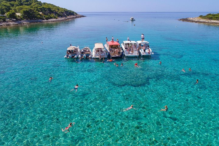 Tour in motoscafo di lusso da Spalato alla Grotta Azzurra, Hvar e Vis, con nuoto e visite turistiche, foto 23 | wizardtrip