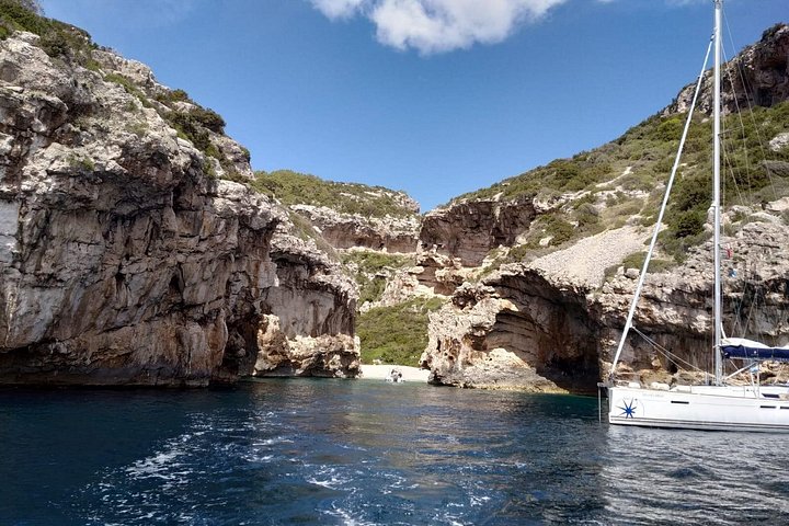 Tour in motoscafo di lusso da Spalato alla Grotta Azzurra, Hvar e Vis, con nuoto e visite turistiche, foto 27 | wizardtrip