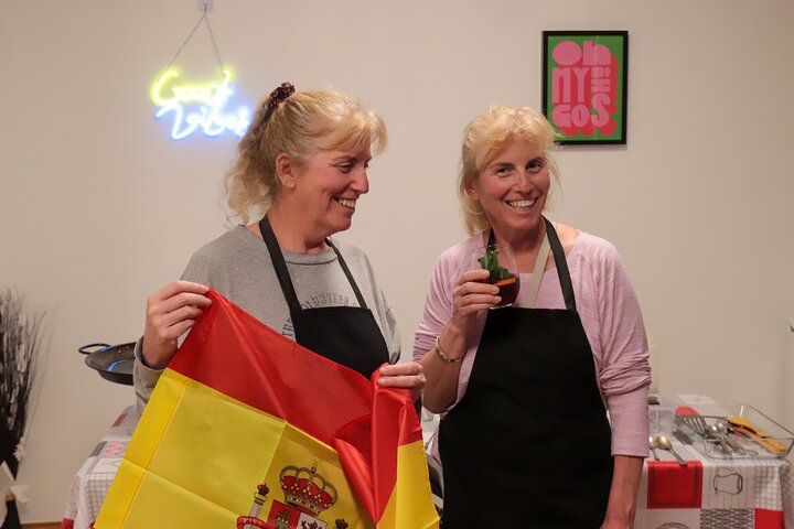 Lernen Sie in einem unterhaltsamen Workshop in Madrid, wie man authentische spanische Paella und Sangria zubereitet, Foto 6 | wizardtrip