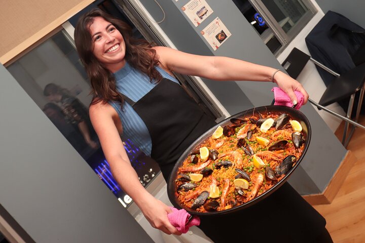Lernen Sie in einem unterhaltsamen Workshop in Madrid, wie man authentische spanische Paella und Sangria zubereitet, Foto 7 | wizardtrip