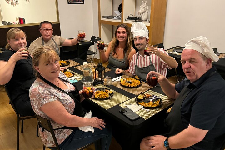 Lernen Sie in einem unterhaltsamen Workshop in Madrid, wie man authentische spanische Paella und Sangria zubereitet, Foto 9 | wizardtrip