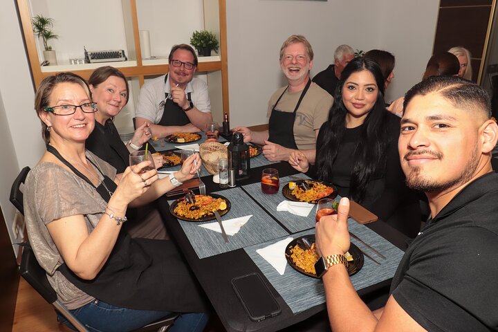 Lernen Sie in einem unterhaltsamen Workshop in Madrid, wie man authentische spanische Paella und Sangria zubereitet, Foto 13 | wizardtrip