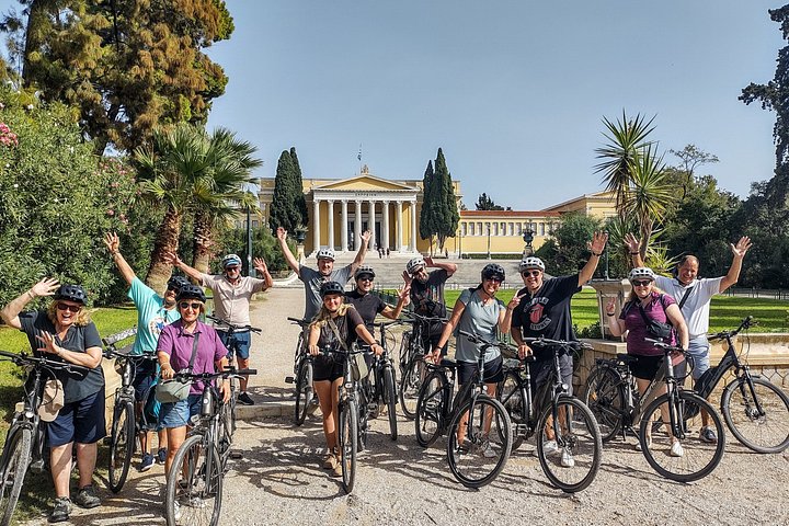 Lille gruppe e-cykeltur, der udforsker Athens historiske centrum, Grækenland, foto 9 | wizardtrip