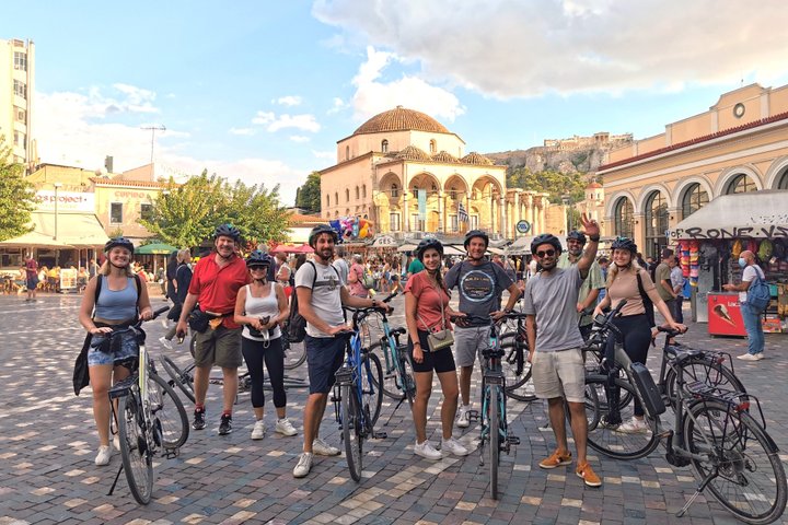 Lille gruppe e-cykeltur, der udforsker Athens historiske centrum, Grækenland, foto 11 | wizardtrip