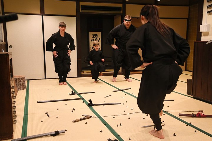Lernen Sie authentische Ninjatechniken in Kyoto, einschließlich Schwertkampf und Shurikenwerfen, während einer einstündigen praktischen Trainingseinheit, Foto 6 | wizardtrip