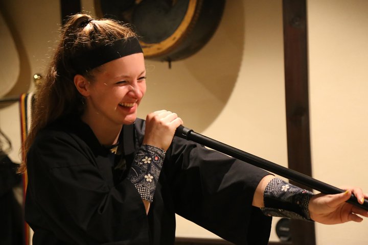Lernen Sie authentische Ninjatechniken in Kyoto, einschließlich Schwertkampf und Shurikenwerfen, während einer einstündigen praktischen Trainingseinheit, Foto 7 | wizardtrip