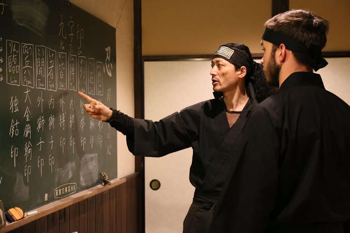 Lernen Sie authentische Ninjatechniken in Kyoto, einschließlich Schwertkampf und Shurikenwerfen, während einer einstündigen praktischen Trainingseinheit, Foto 11 | wizardtrip