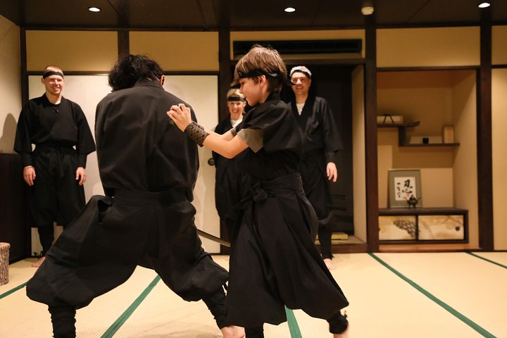 Lernen Sie authentische Ninjatechniken in Kyoto, einschließlich Schwertkampf und Shurikenwerfen, während einer einstündigen praktischen Trainingseinheit, Foto 15 | wizardtrip