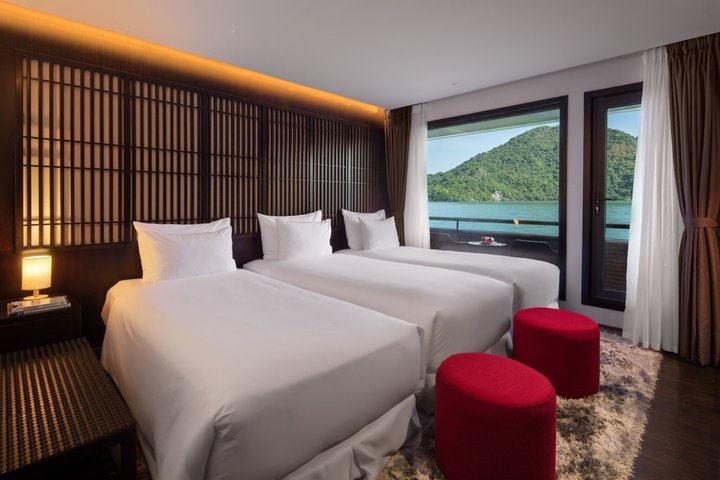 Aventure en croisière festive dans la baie de Lan Ha, Vietnam, avec de jeunes voyageurs profitant d'activités et d'événements sociaux, photo 8 | wizardtrip