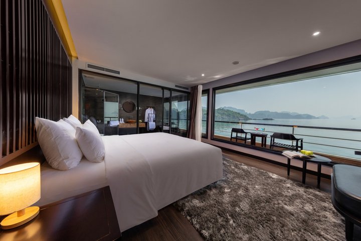 Aventure en croisière festive dans la baie de Lan Ha, Vietnam, avec de jeunes voyageurs profitant d'activités et d'événements sociaux, photo 10 | wizardtrip
