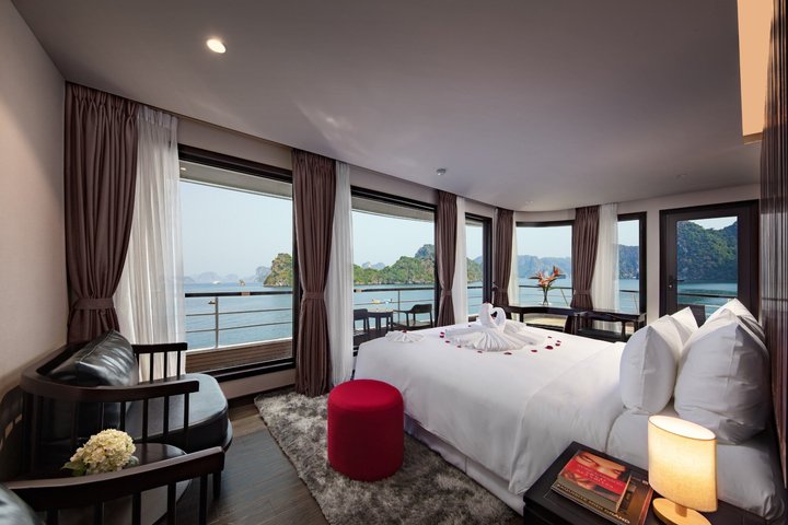 Aventure en croisière festive dans la baie de Lan Ha, Vietnam, avec de jeunes voyageurs profitant d'activités et d'événements sociaux, photo 12 | wizardtrip