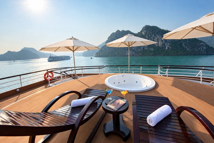 Aventure en croisière festive dans la baie de Lan Ha, Vietnam, avec de jeunes voyageurs profitant d'activités et d'événements sociaux, photo 15 | wizardtrip