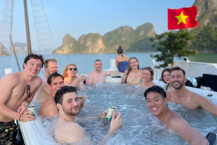 Aventure en croisière festive dans la baie de Lan Ha, Vietnam, avec de jeunes voyageurs profitant d'activités et d'événements sociaux, photo 17 | wizardtrip