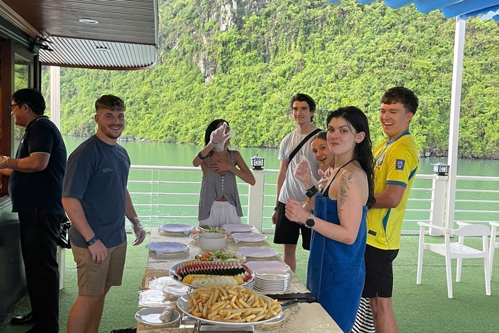 Aventure en croisière festive dans la baie de Lan Ha, Vietnam, avec de jeunes voyageurs profitant d'activités et d'événements sociaux, photo 18 | wizardtrip