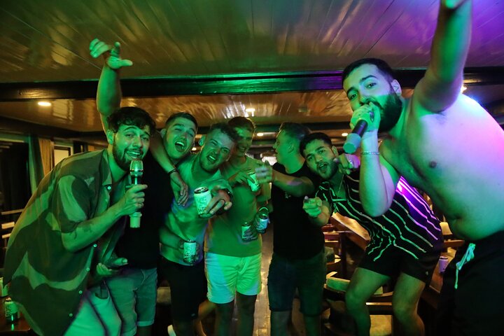 Aventure en croisière festive dans la baie de Lan Ha, Vietnam, avec de jeunes voyageurs profitant d'activités et d'événements sociaux, photo 19 | wizardtrip