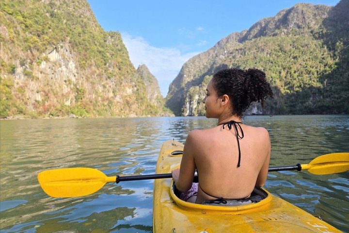 Aventure en croisière festive dans la baie de Lan Ha, Vietnam, avec de jeunes voyageurs profitant d'activités et d'événements sociaux, photo 25 | wizardtrip
