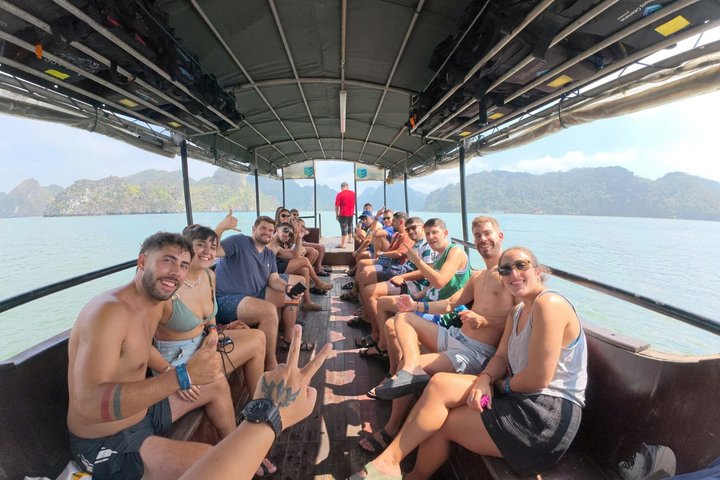 Aventure en croisière festive dans la baie de Lan Ha, Vietnam, avec de jeunes voyageurs profitant d'activités et d'événements sociaux, photo 26 | wizardtrip