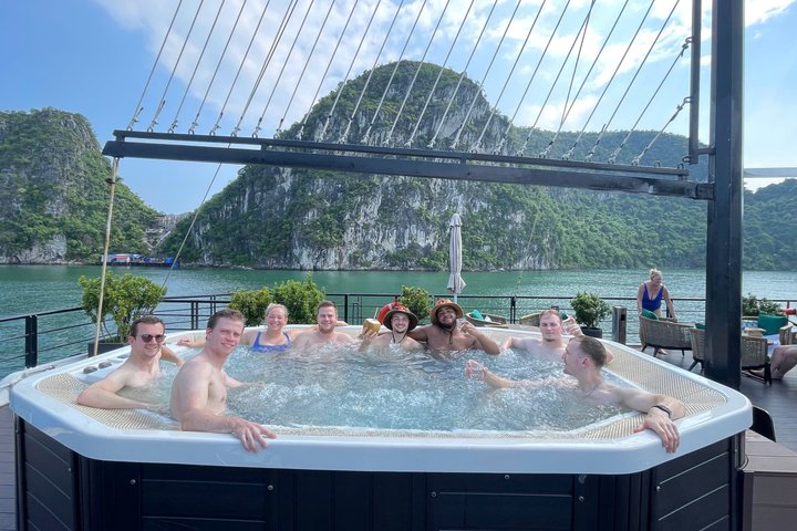 Crucero de lujo en catamarán por la Bahía de Halong y Lan Ha, Vietnam, con actividades y vistas panorámicas, foto 7 | wizardtrip