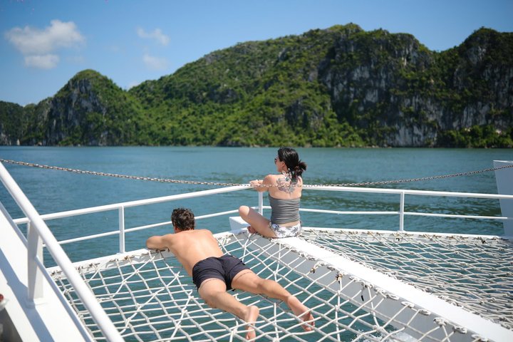 Crucero de lujo en catamarán por la Bahía de Halong y Lan Ha, Vietnam, con actividades y vistas panorámicas, foto 8 | wizardtrip