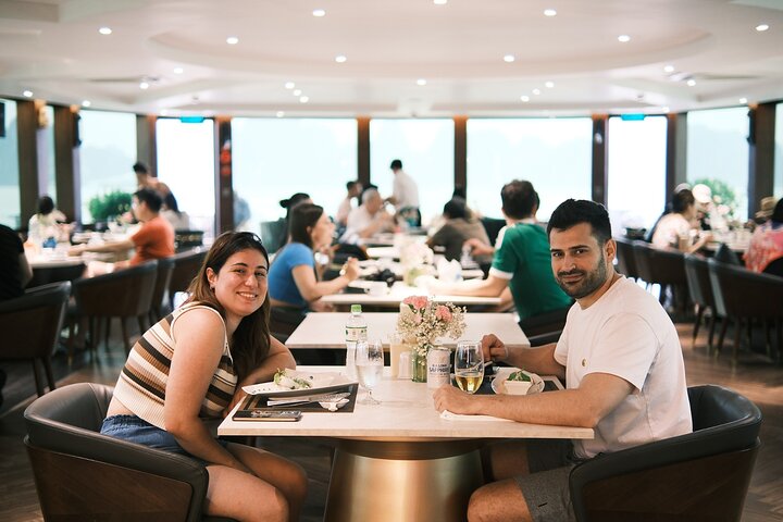 Crucero de lujo en catamarán por la Bahía de Halong y Lan Ha, Vietnam, con actividades y vistas panorámicas, foto 9 | wizardtrip
