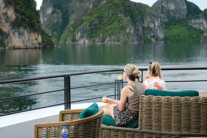 Crucero de lujo en catamarán por la Bahía de Halong y Lan Ha, Vietnam, con actividades y vistas panorámicas, foto 11 | wizardtrip