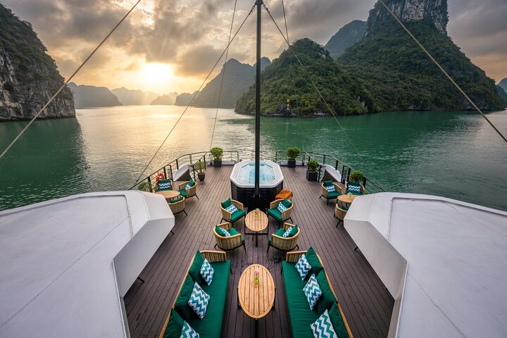 Crucero de lujo en catamarán por la Bahía de Halong y Lan Ha, Vietnam, con actividades y vistas panorámicas, foto 12 | wizardtrip