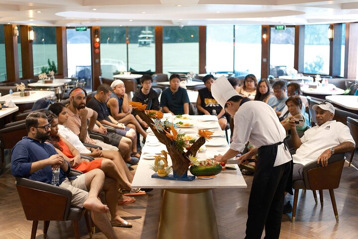Crucero de lujo en catamarán por la Bahía de Halong y Lan Ha, Vietnam, con actividades y vistas panorámicas, foto 15 | wizardtrip