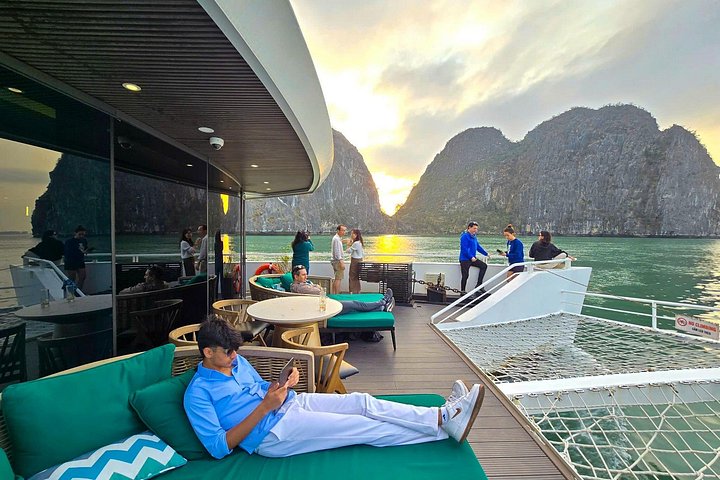 Crucero de lujo en catamarán por la Bahía de Halong y Lan Ha, Vietnam, con actividades y vistas panorámicas, foto 18 | wizardtrip