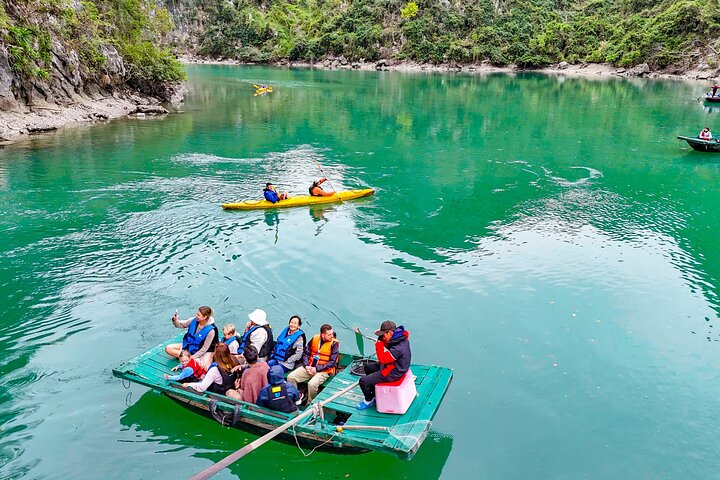 Crucero de lujo en catamarán por la Bahía de Halong y Lan Ha, Vietnam, con actividades y vistas panorámicas, foto 20 | wizardtrip