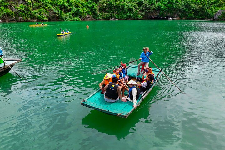Crucero de lujo en catamarán por la Bahía de Halong y Lan Ha, Vietnam, con actividades y vistas panorámicas, foto 21 | wizardtrip