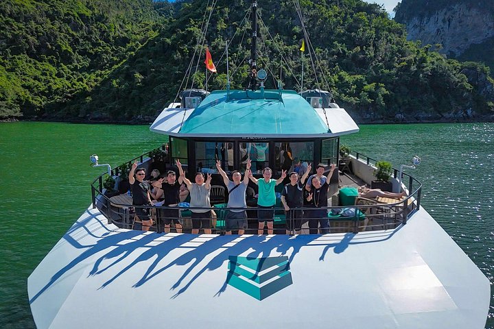 Crucero de lujo en catamarán por la Bahía de Halong y Lan Ha, Vietnam, con actividades y vistas panorámicas, foto 22 | wizardtrip