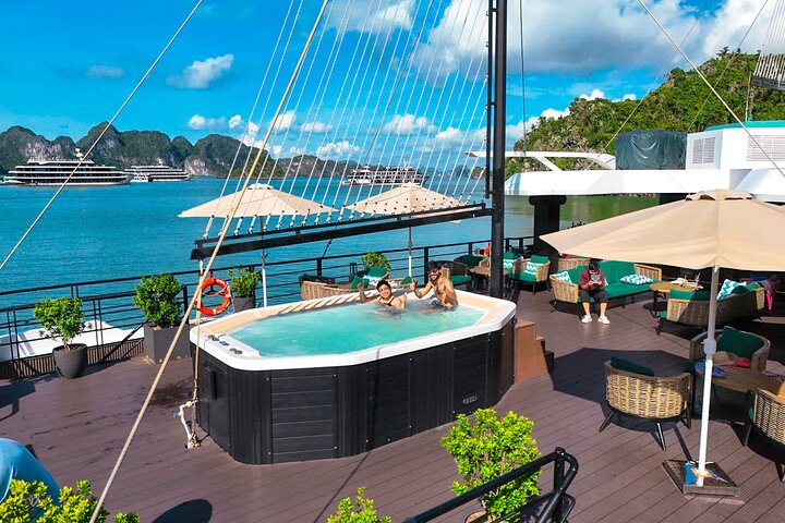 Crucero de lujo en catamarán por la Bahía de Halong y Lan Ha, Vietnam, con actividades y vistas panorámicas, foto 23 | wizardtrip