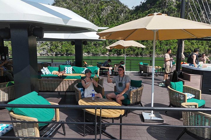 Crucero de lujo en catamarán por la Bahía de Halong y Lan Ha, Vietnam, con actividades y vistas panorámicas, foto 29 | wizardtrip