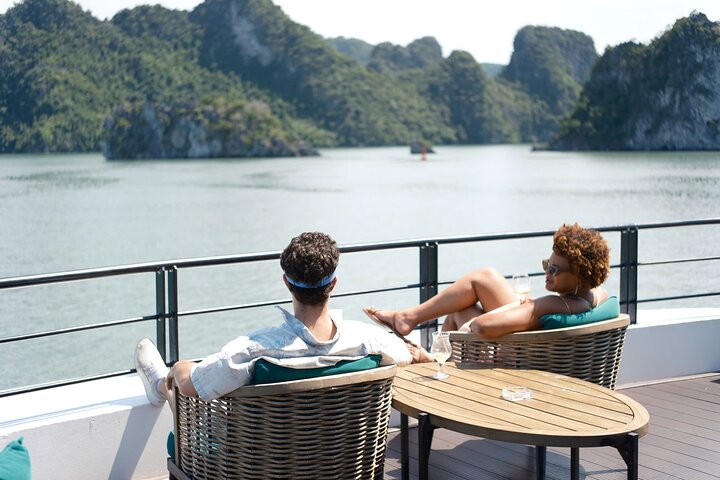 Crucero de lujo en catamarán por la Bahía de Halong y Lan Ha, Vietnam, con actividades y vistas panorámicas, foto 30 | wizardtrip