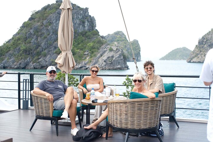 Crucero de lujo en catamarán por la Bahía de Halong y Lan Ha, Vietnam, con actividades y vistas panorámicas, foto 31 | wizardtrip