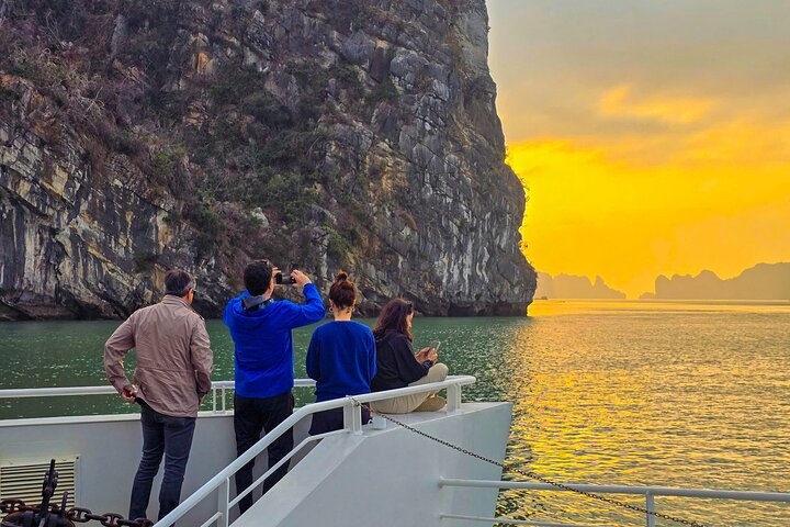 Crucero de lujo en catamarán por la Bahía de Halong y Lan Ha, Vietnam, con actividades y vistas panorámicas, foto 32 | wizardtrip