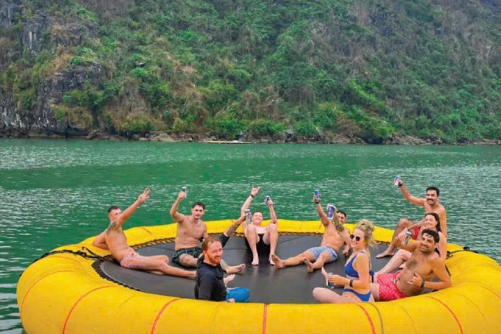 Crucero de lujo en catamarán por la Bahía de Halong y Lan Ha, Vietnam, con actividades y vistas panorámicas, foto 33 | wizardtrip