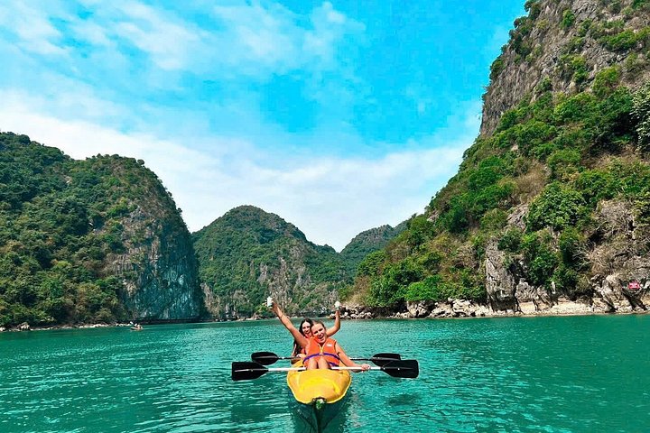 Crucero de lujo en catamarán por la Bahía de Halong y Lan Ha, Vietnam, con actividades y vistas panorámicas, foto 34 | wizardtrip