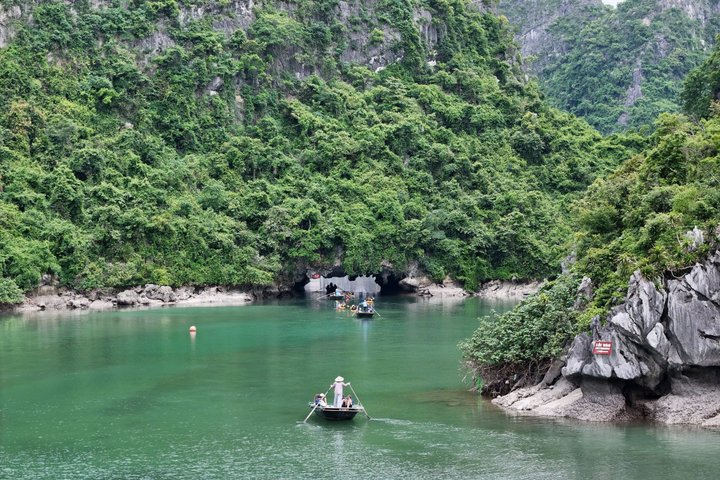 Crucero de lujo en catamarán por la Bahía de Halong y Lan Ha, Vietnam, con actividades y vistas panorámicas, foto 49 | wizardtrip