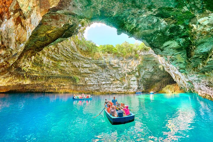 Excursion en bus sur l'île de Céphalonie : Dégustation de vin, Melissani & Fiscardo | wizardtrip