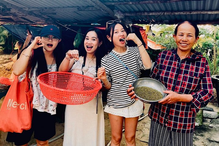 Un petit groupe explore des ruelles cachées et déguste des spécialités locales lors d'une visite culturelle à pied à Hoi An, au Vietnam, photo 8 | wizardtrip