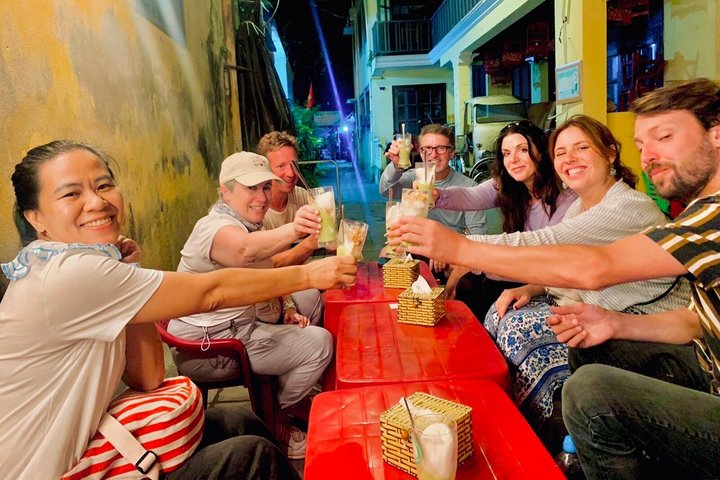 Un petit groupe explore des ruelles cachées et déguste des spécialités locales lors d'une visite culturelle à pied à Hoi An, au Vietnam, photo 9 | wizardtrip
