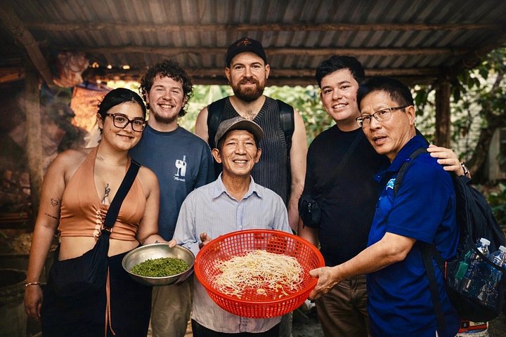 Un petit groupe explore des ruelles cachées et déguste des spécialités locales lors d'une visite culturelle à pied à Hoi An, au Vietnam, photo 10 | wizardtrip