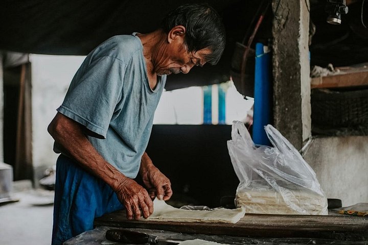 Un petit groupe explore des ruelles cachées et déguste des spécialités locales lors d'une visite culturelle à pied à Hoi An, au Vietnam, photo 11 | wizardtrip