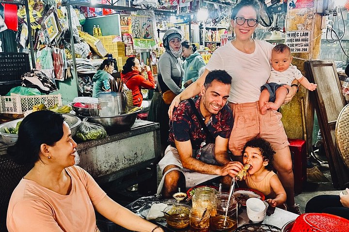 Un petit groupe explore des ruelles cachées et déguste des spécialités locales lors d'une visite culturelle à pied à Hoi An, au Vietnam, photo 14 | wizardtrip