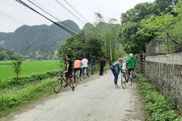 Excursion d'une journée de Hanoï à Ninh Binh, avec balades en bateau, vélo et sites historiques, photo 8 | wizardtrip