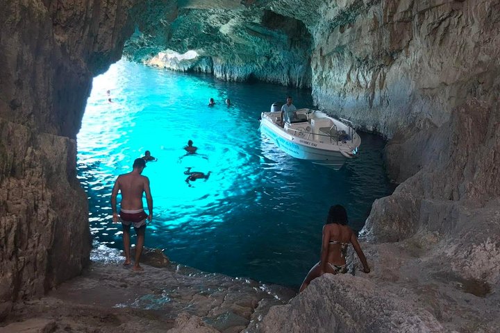 Excursion en bateau à Zakynthos : Épave et Grottes Bleues avec 3 arrêts baignade | wizardtrip