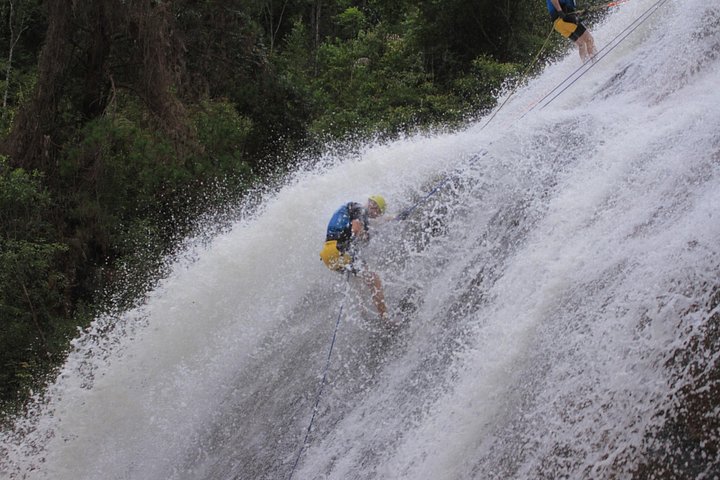 Aventure de canyoning extrême à la cascade de Datanla à Da Lat, Vietnam, avec descente en rappel et toboggans aquatiques, photo 6 | wizardtrip