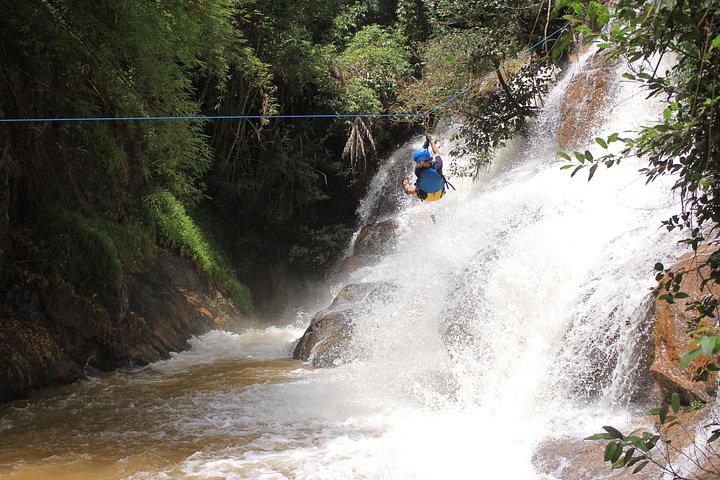 Aventure de canyoning extrême à la cascade de Datanla à Da Lat, Vietnam, avec descente en rappel et toboggans aquatiques, photo 7 | wizardtrip