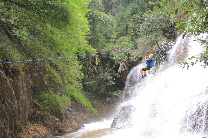 Aventure de canyoning extrême à la cascade de Datanla à Da Lat, Vietnam, avec descente en rappel et toboggans aquatiques, photo 8 | wizardtrip